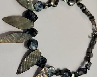 Naszyjnik z liści abalonu w stylu vintage – opalizująca biżuteria z naturalnego kamienia