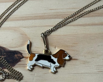 Naszyjnik z emalii W.B. Spear Basset Hound z 1992 roku – ręcznie robiony wisiorek z psem