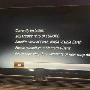 Puede incluir: La pantalla de información y entretenimiento de un coche muestra información del sistema. Se lee "Currently installed: 2021/2022 (V15.0) EUROPE" y "Satellite view of Earth: NASA Visible Earth". Se aconseja consultar a un concesionario Mercedes-Benz.