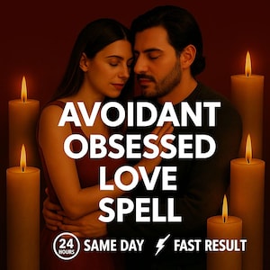 Op de afbeelding: Een koppel dat elkaar omhelst in een zwak verlichte omgeving met verschillende hoge, brandende stompkaarsen. De tekst "AVOIDANT OBSESSED LOVE SPELL" staat in het wit gecentreerd, met "24 HOURS SAME DAY FAST RESULT" en een bliksemschicht onderaan.