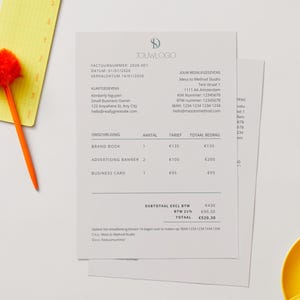 Może przedstawiać: Faktura biznesowa z logo Jouwlogo, zawierająca pozycje takie jak książka marki, baner reklamowy i wizytówka. Pomarańczowy długopis z puszystym wierzchem i żółty notatnik znajdują się po lewej stronie. Żółta filiżanka kawy znajduje się po prawej stronie.