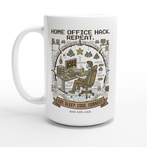 Puede incluir: Taza de cerámica blanca con una ilustración detallada. El diseño presenta a una persona en un escritorio de computadora, rodeada de gráficos temáticos de tecnología y el texto "HOME OFFICE HACK. REPEAT." y "EAT. SLEEP. CODE. CONNECT."