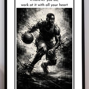 Puede incluir: Impresión enmarcada en blanco y negro que representa a un jugador de baloncesto en acción, botando el balón. La imagen tiene un estilo artístico texturizado con efectos de salpicaduras de pintura. El texto en la parte superior dice: "Hagas lo que hagas, hazlo de todo corazón."