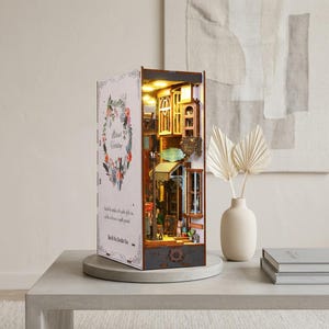 Zestaw do samodzielnego wykonania miniaturowego regału na książki z drewna w stylu London Street Book Nook, prezent z przytulną sceną