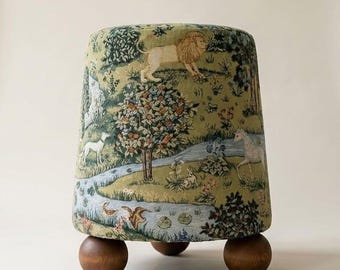Pouf imbottito fatto a mano – Poggiapiedi con rivestimento in arazzo e gambe in legno massello di faggio