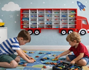 Könnte beinhalten: Ein rotes, lkw-förmiges Wandregal mit mehreren weißen horizontalen Fächern, das eine Sammlung kleiner Spielzeugautos enthält. Das Regal verfügt über schwarze und weiße kreisförmige Räder und ist an einer hellblauen Wand montiert.