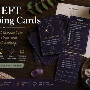 Può includere: Un set di 24 carte per il tapping EFT di colore viola scuro con testo e illustrazioni in oro. Le carte includono istruzioni per i punti di tapping, dichiarazioni di preparazione per l'ansia e sequenze, presentate con cristalli e un diagramma.