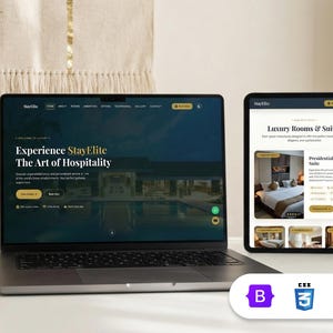 Può includere: Un laptop, un tablet e uno smartphone mostrano un'interfaccia di sito web con il testo "Experience StayFlite The Art of Hospitality". Una piuma d'oro decora la scrivania. Il sito web presenta camere e suite di lusso.