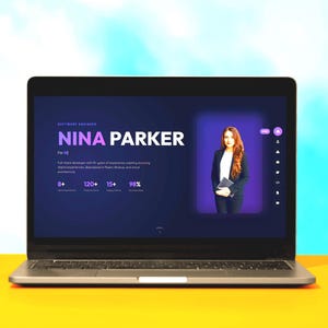 Può includere: Un laptop che mostra un sito web con il nome "NINA PARKER" in testo bianco e viola. Il sito web presenta una foto di una donna in giacca e una descrizione della sua esperienza come ingegnere del software. Il laptop è su una superficie gialla.
