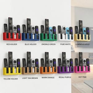 Puede incluir: Una colecci&oacute;n de soportes de control remoto montados en la pared en varios colores, incluyendo rojo, azul, verde, blanco y dorado. Cada soporte est&aacute; lleno de m&uacute;ltiples controles remotos en blanco y negro. El texto en la imagen dice "RED HOLDER", "BLUE HOLDER" y otros nombres de colores.