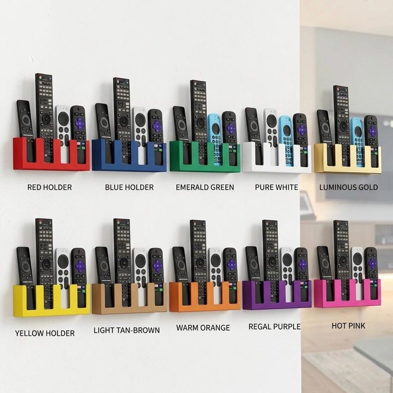 Puede incluir: Una colecci&oacute;n de soportes de control remoto montados en la pared en varios colores, incluyendo rojo, azul, verde, blanco y dorado. Cada soporte est&aacute; lleno de m&uacute;ltiples controles remotos en blanco y negro. El texto en la imagen dice "RED HOLDER", "BLUE HOLDER" y otros nombres de colores.