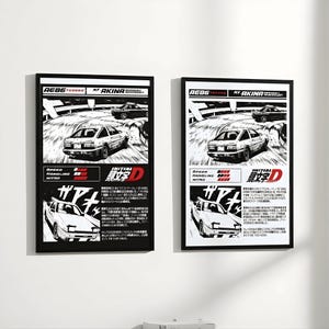 Puede incluir: Dos impresiones artísticas enmarcadas de anime Initial D. Cada impresión presenta un marco negro y una ilustración en blanco y negro al estilo manga de un coche corriendo en una pista. Las impresiones incluyen texto japonés y el logotipo AE86.