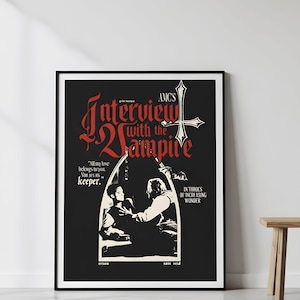 Op de afbeelding: Zwart omkaderde poster met de titel "Interview with the Vampire" in rode gotische letters. De poster toont een kruis en een zwart-wit illustratie van twee figuren. De namen "ersun" en "sam reid" staan er ook op.