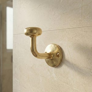 Puede incluir: Un letrero de madera rústica con el texto "Welcome to our home" en letras blancas. El letrero presenta un acabado envejecido y un diseño sencillo y acogedor, perfecto para un porche o entrada.