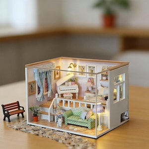 Puede incluir: Casa de muñecas en miniatura con un interior detallado, que incluye un piano, un sofá y un dormitorio. La casa de muñecas presenta un pequeño banco y plantas en macetas. El interior está iluminado con una iluminación cálida.