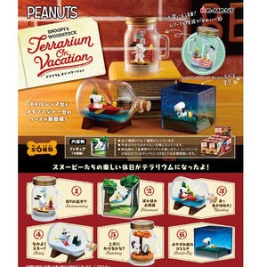 Puede incluir: Una colección de figuras en miniatura de Snoopy y Woodstock "Terrarium on Vacation". El conjunto incluye a Snoopy en varias escenas de vacaciones, como patinaje, paseos en bote y observación de estrellas, exhibidas en frascos y botellas de vidrio. El embalaje presenta texto japonés.