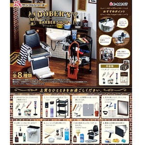Op de afbeelding: Miniatuur barbershop set met een zwarte kappersstoel, wastafel en verzorgingsgereedschap. Inclusief een kapperspaal, schaar en een spiegel. Het bord leest "DOBER'S BARBER SHOP".