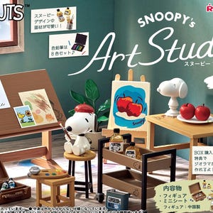 Può includere: Un set in miniatura di Snoopy's Art Studio con Snoopy come artista. Il set include un cavalletto in legno con opere d'arte, un tavolino con mele e una miniatura di Snoopy con un berretto rosso. Il set include anche una valigia marrone e un carrello con materiali per la pittura.