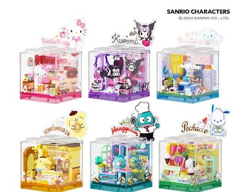 以下が含まれることがあります： 透明なディスプレイケースに入った、6つのミニチュアサンリオキャラクターのジオラマ。それぞれ、ハローキティ、クロミ、ポムポムプリンなど、異なるキャラクターがテーマ別の設定とアクセサリーで登場。「SANRIO CHARACTERS © 2024 SANRIO CO., LTD.」の文字が見える。