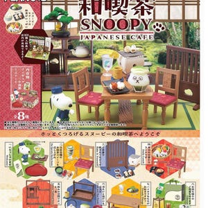 Könnte beinhalten: Ein Miniatur-Spielset für ein japanisches Café mit Snoopy. Das Set enthält einen Tisch, Stühle und verschiedene Lebensmittel. Die Farbpalette umfasst Holztöne, Rot und Grün, mit dem Text "SNOOPY JAPANESE CAFE".