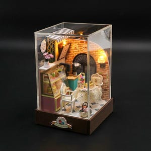 DIY Miniaturen Bastelkits: Süße Kuchen Station mit Licht - Bäckerei, kleines Dessert Diorama (Holzgeschenke)