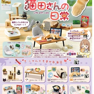 Könnte beinhalten: Ein Miniatur-Diorama-Set mit Artikeln zum Thema Katze. Enthält einen Katzenturm, Futter, einen Laptop mit einem Katzenvideo, eine Katzentransportbox und anderes Zubehör. Das Set soll das tägliche Leben einer Katze nachbilden. Der Text auf dem Bild lautet "Life with cats".
