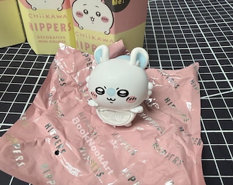 Chiikawa Hippers (Momonga) con máquina de coser miniatura vintage DIY a escala 1:12