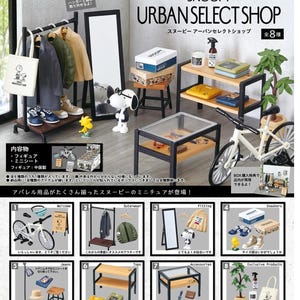 Puede incluir: Una exhibición en miniatura de la tienda Snoopy Urban Select Shop con varios artículos. Incluye una bicicleta, un perchero con chaquetas, un espejo de cuerpo entero, zapatillas y accesorios. La exhibición también presenta figuras de Snoopy y muebles de tienda.