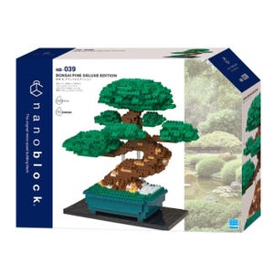 Puede incluir: Un juego de construcción nanoblock Bonsai Pine Deluxe Edition. El juego presenta un detallado árbol bonsái en miniatura con follaje verde, un tronco marrón y una maceta azul. La caja incluye el texto "NB-039" y "1130 PCS".