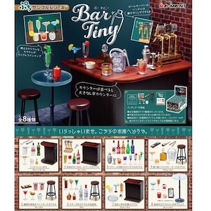 Può includere: Set da bar in miniatura con un bancone marrone, sgabelli e vari cocktail. Il set include un tavolino, attrezzi da bar e bottiglie. Il testo "Bar Tiny" è visualizzato in alto. Il set è per collezionisti.