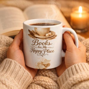 Peut inclure: Ensemble de trois tasses en céramique avec une finition mate et mouchetée. Les tasses sont de couleurs crème, gris clair et gris foncé. Chaque tasse a un design simple et minimaliste.