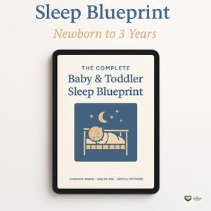 Könnte beinhalten: Ein digitales Tablet mit einem Ratgeber namens The Complete Baby & Toddler Sleep Blueprint. Das Cover zeigt ein dunkelblaues Quadrat mit einer beigen Grafik eines Babys, das in einem Kinderbett unter Mond und Sternen schläft.
