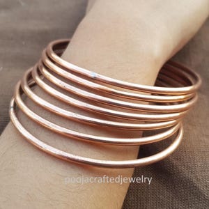 Pode incluir: Um conjunto de três canecas de cerâmica com acabamento salpicado e fosco. As canecas são em tons de creme, cinza claro e cinza escuro. Cada caneca tem um design simples e minimalista, perfeito para café ou chá.
