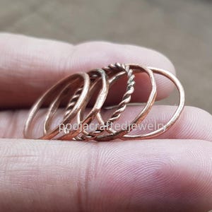 Handgjorda kopparringar i stapelformat | Minimalistiska texturerade smycken (5-pack)
