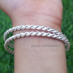 Set di bracciali rigidi intrecciati in argento sterling: gioielli minimalisti in stile boho con cordino in filo metallico.