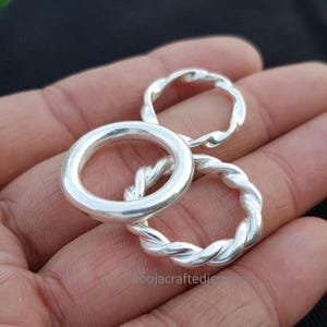 Pierścionki ze srebra próby 925: gładkie, skręcone, faliste, do łączenia w stosy, minimalistyczne, unisex