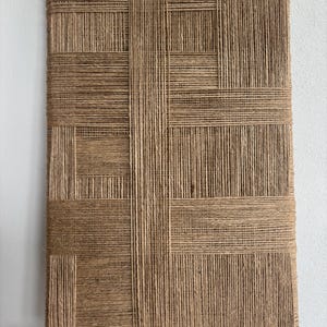 Minimalistisk texturerad väggkonst, handgjord med naturfiberjute