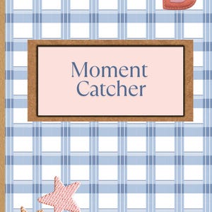 Puede incluir: Una portada de cuaderno con un patrón de cuadros azules y blancos. La portada presenta el texto "Moment Catcher" en un marco marrón, junto con un corazón rosa y dos adornos en forma de estrella.