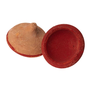 Puede incluir: Dos pequeños cuencos de terracota hechos a mano. Uno es de color marrón claro con un borde rojo y una pequeña parte superior cónica. El otro cuenco es de color rojo intenso. Los cuencos probablemente se utilizan con fines decorativos o ceremoniales.