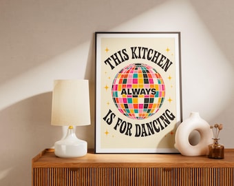 Kunstdruck „Diese Küche ist immer zum Tanzen“ – Buntes Discokugel-Poster – Retro-Küchenwanddeko – Witzige Zitatillustration