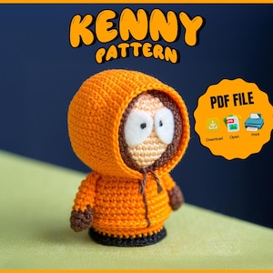 Peut inclure: Une poupée au crochet représentant un personnage portant une parka à capuche orange avec des manches marron et une base noire. La poupée a un visage beige avec de grands yeux blancs. Le texte KENNY PATTERN et un badge PDF FILE sont visibles.