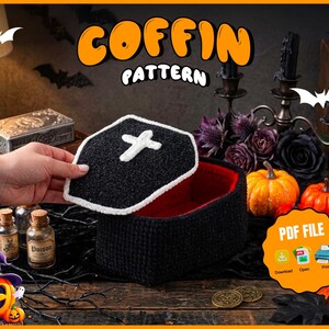 Peut inclure: Une boîte en crochet noire en forme de cercueil avec un intérieur rouge et un couvercle amovible orné d'une croix blanche. Le texte COFFIN PATTERN est affiché en haut, et un badge jaune indique un PDF FILE avec des icônes.