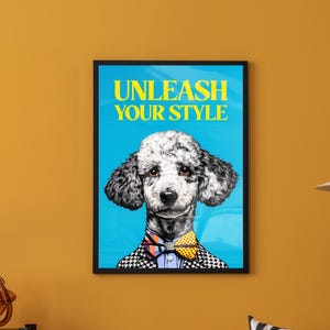 Peut inclure: Impression artistique encadrée d'un caniche élégant portant un nœud papillon et une veste à carreaux sur fond bleu vif. Le texte "UNLEASH YOUR STYLE" est affiché en jaune en haut de l'impression.