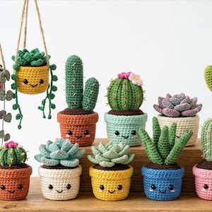 Peut inclure: Une collection de plantes succulentes et de cactus crochetés de différentes couleurs, dont le vert, le rose, le jaune et le bleu. Les plantes sont dans des pots souriants, certains suspendus à de la ficelle. Thème : décoration artisanale joyeuse.
