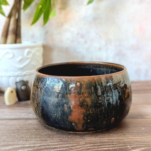 Vaso da fiori vintage in ceramica, firmato DB, in gres smaltato scuro.