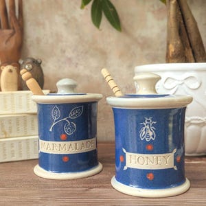 Słoiki na miód i marmoladę Studio Pottery – niebieskie ceramiczne słoiki z drewnianymi czerpakami (sygnowane GW)