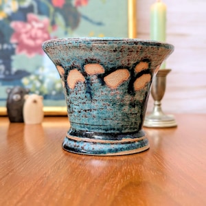 Handgjord vas i studiokeramik, signerad turkos keramikplanter, litet blått keramikkärl, skulptural stengodsdekor, signerad Eva