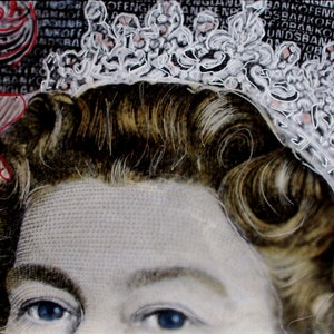 Puede incluir: Un primer plano de la cara de una mujer con una corona de texto en la cabeza. El rostro de la mujer está parcialmente oscurecido por la corona, pero sus ojos azules son visibles. La corona está hecha de texto blanco sobre fondo negro. El texto está en varios idiomas, incluyendo inglés, francés y alemán.