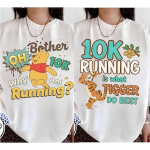 Könnte beinhalten: Zwei weiße T-Shirts mit Cartoon-Grafiken. Eines zeigt Winnie Puuh mit dem Text "Bother 10K, Why Am Running?" Das andere zeigt Tigger mit "10K RUNNING is what Tigger DO BEST."