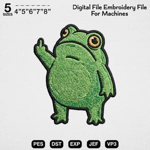 Puede incluir: Un archivo de bordado digital para máquinas que muestra una rana verde con ojos amarillos levantando el dedo medio. El texto dice 5 SIZES 4" 5" 6" 7" 8" Digital File Embroidery File For Machines, con formatos PES, DST, EXP, JEF, VP3.
